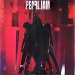 Capa do álbum Ten da banda Pearl Jam, com fundo roxo e os integrantes estendendo os braços unidos no centro da imagem.