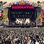 Grande festival ao ar livre representa a história cultural do rock com grafites, multidão e palco, destacando o impacto sociocultural e artístico do gênero ao longo das décadas.