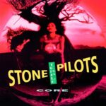 Capa do álbum Core da banda Stone Temple Pilots, mostrando uma mulher flutuando sobre uma paisagem desértica com céu vermelho intenso e atmosfera surreal.