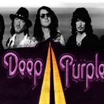 Integrantes da banda Deep Purple em montagem com logotipo estilizado em roxo sobre uma estrada.