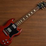 Guitarra Gibson SG em destaque com corpo duplo e acabamento vermelho