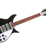 Guitarra Rickenbacker 325 preta com acabamento brilhante e corpo semi-hollow