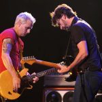 Mike McCready e Stone Gossard do Pearl Jam tocando guitarras em um show.