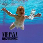 "Capa do álbum Nevermind do Nirvana: bebê nu nadando atrás de uma nota de dólar em fundo azul, com olhar fixo na superfície da água. Imagem icônica da era grunge."