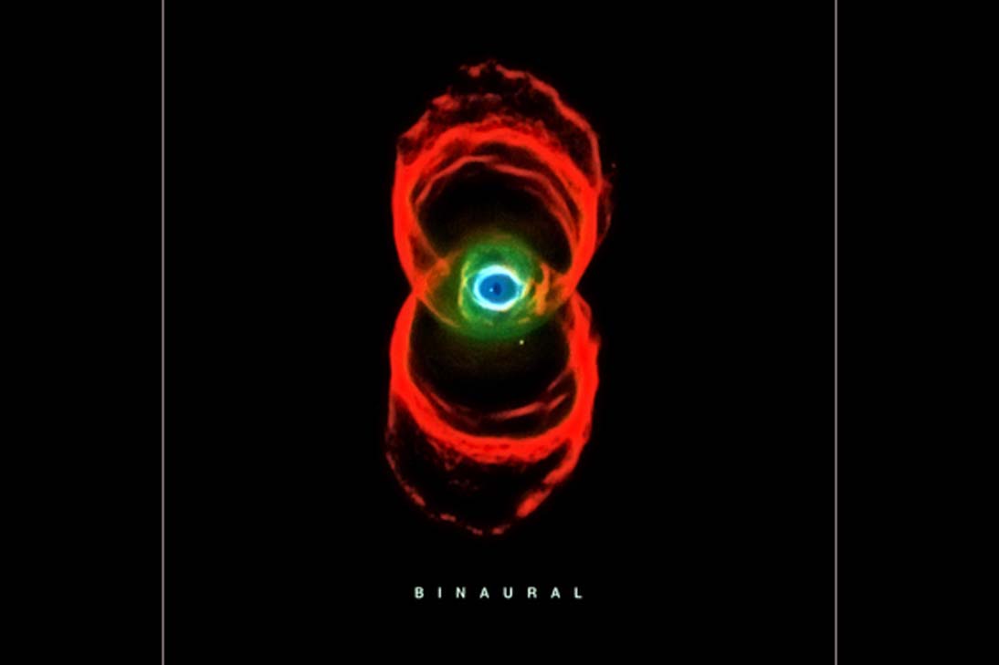 Capa do álbum Binaural do Pearl Jam, com uma nebulosa azul-avermelhada ao centro.