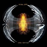 Capa do álbum Dark Matter do Pearl Jam, com fundo escuro e elementos gráficos minimalistas em tons de vermelho.