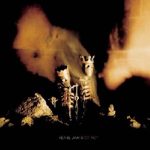 Capa do álbum Riot Act da banda Pearl Jam, com dois esqueletos em posição ereta sobre um fundo escuro, representando temas de mortalidade e crítica social.