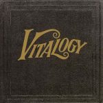 Capa do álbum Vitalogy do Pearl Jam, parecida com um livro antigo com o título em dourado.