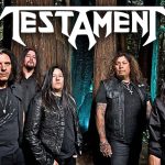 Integrantes da banda Testament posam em meio a árvores, com visual sombrio e roupas escuras, promovendo sua turnê no Brasil em 2025.
