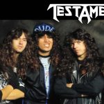 Formação clássica da banda Testament nos anos 80, com cinco integrantes de cabelo comprido posando em frente a um fundo escuro, representando o estilo visual típico do thrash metal da Bay Area.