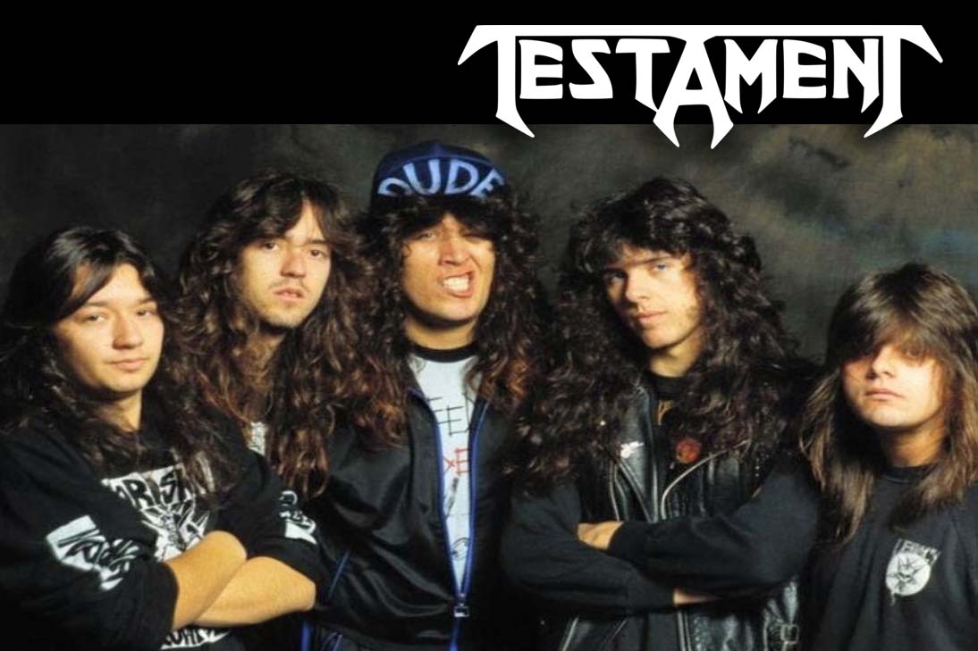 Formação clássica da banda Testament nos anos 80, com cinco integrantes de cabelo comprido posando em frente a um fundo escuro, representando o estilo visual típico do thrash metal da Bay Area.
