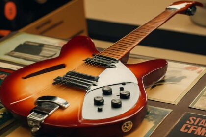 Guitarra Rickenbacker 360 semiacústica com acabamento em Fireglo, famosa pelo som brilhante no rock dos anos 60 e 70.